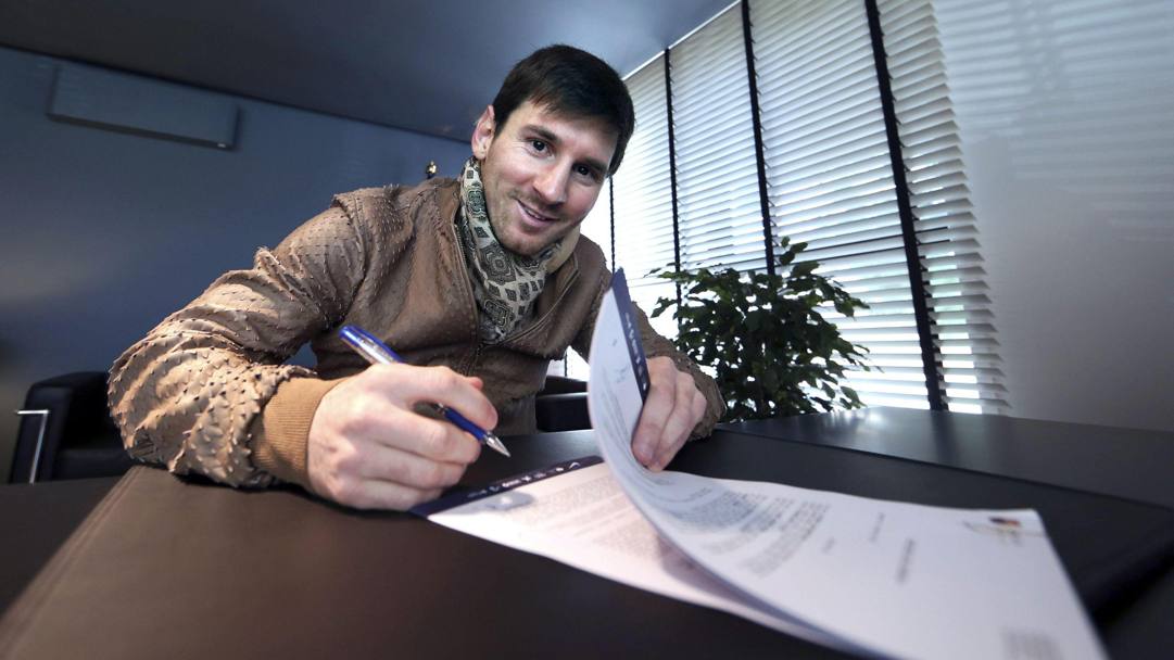 Messi nel 2013 firma il contratto milionario che lo legher al Barcellona fino al 2018 (Epa)